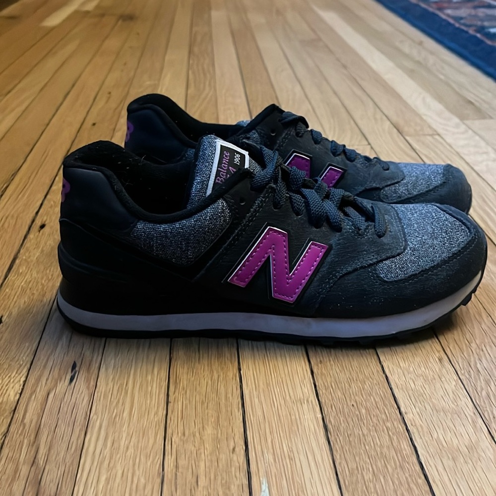 Women’s size 7 New Balance 574s.